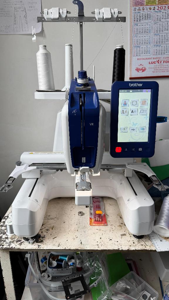 Machine à broder Innovis BROTHER VR + CADRAN CASQUETTE, Hobby & Loisirs créatifs, Broderie & Machines à broder, Utilisé, Machine à broder