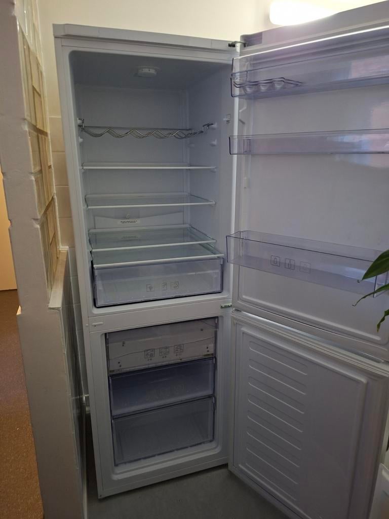 Een witte koekast met onderaan 3 schuiven diepvries van het, Elektronische apparatuur, Ophalen