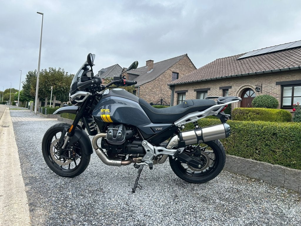 Moto Guzzi V85 Strada 105th, Motoren, 2 cilinders, Nieuw, Motorrijbewijs A, Bedrijf