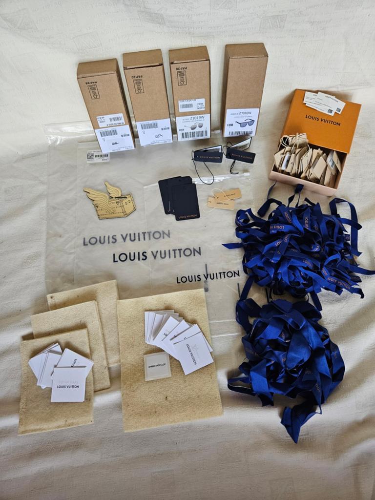 Vuitton. 25 articles Emballage boîtes rubans pochettes etc, Zakelijke goederen, Stock en Retail | Verpakking en Verzending, Ophalen