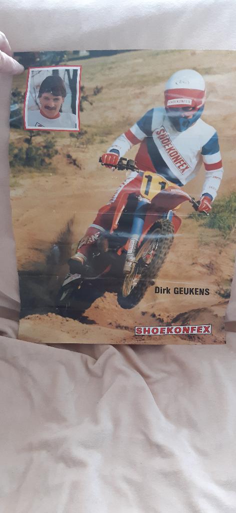 affiche Dirk Geukens, pilote de motocross belge - Shoekonfex, Enlèvement ou Envoi, Rectangulaire vertical, A1 jusqu'à A3, Comme neuf