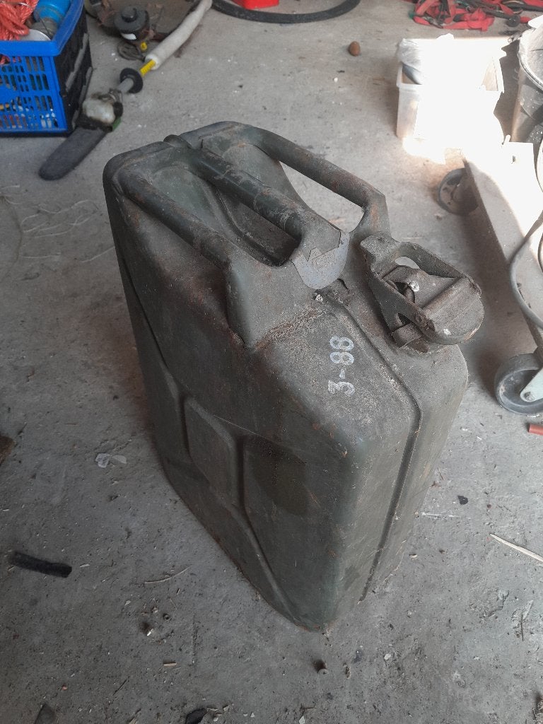 Leger jerrycan, Ophalen