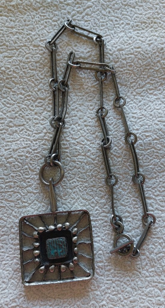 Collier vintage brutaliste Lysgards design danois étain kera, Enlèvement ou Envoi, Avec pendentif, Comme neuf, Autres matériaux