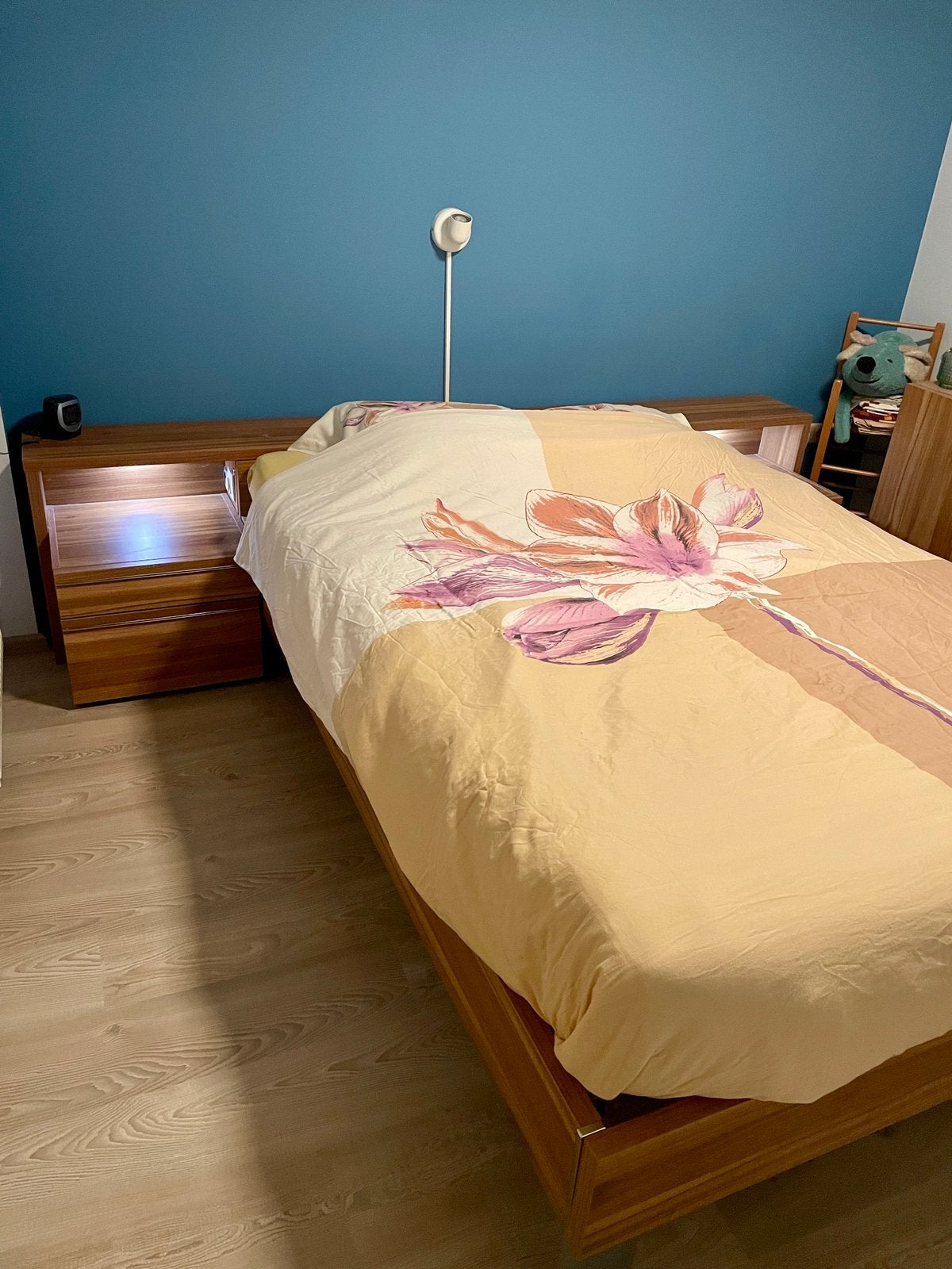 Bed met nachtkastjes, lattenbodems, matras en beddengoed, Huis en Inrichting, Ophalen, Bruin, 140 cm, Zo goed als nieuw