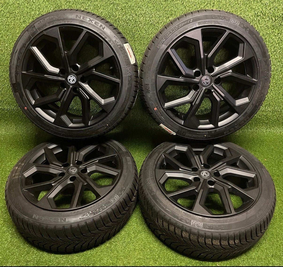 MG MARVEL R WINTERSET 235/45/R19 SPLINTERNIEUW, Auto-onderdelen, Banden en Velgen, Nieuw, Winterbanden, 235 mm