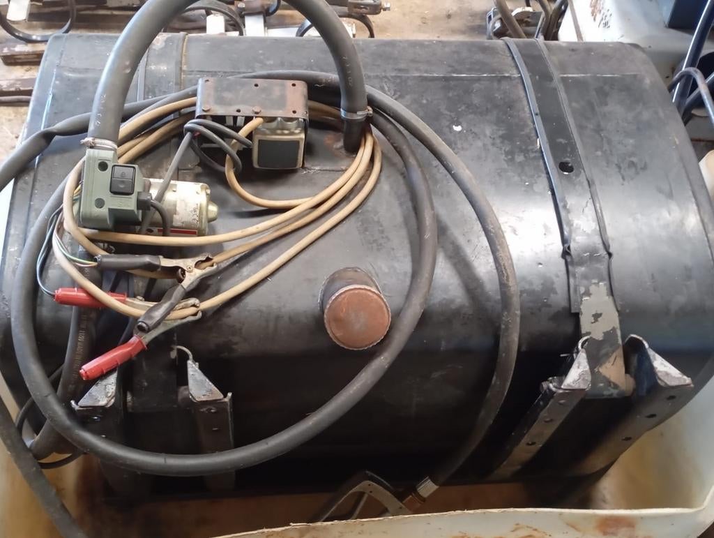 Metalen overdrachtstank voor dieselbrandstof + elektrische p, Ophalen