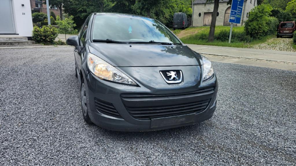 Peugeot 207 1.4 benzine met 195.000km gekeurd voor verkoop, Auto's, Peugeot, Voorwielaandrijving, Euro 5, Zwart, 4 cilinders