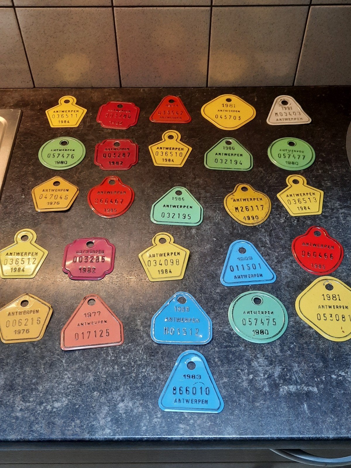 26 anciennes plaques de vélo, Enlèvement