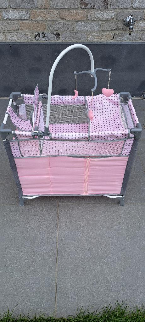 Poppenbedje en kleerkastje in een, Kinderen en Baby's, Ophalen, Gebruikt, Poppenhuis
