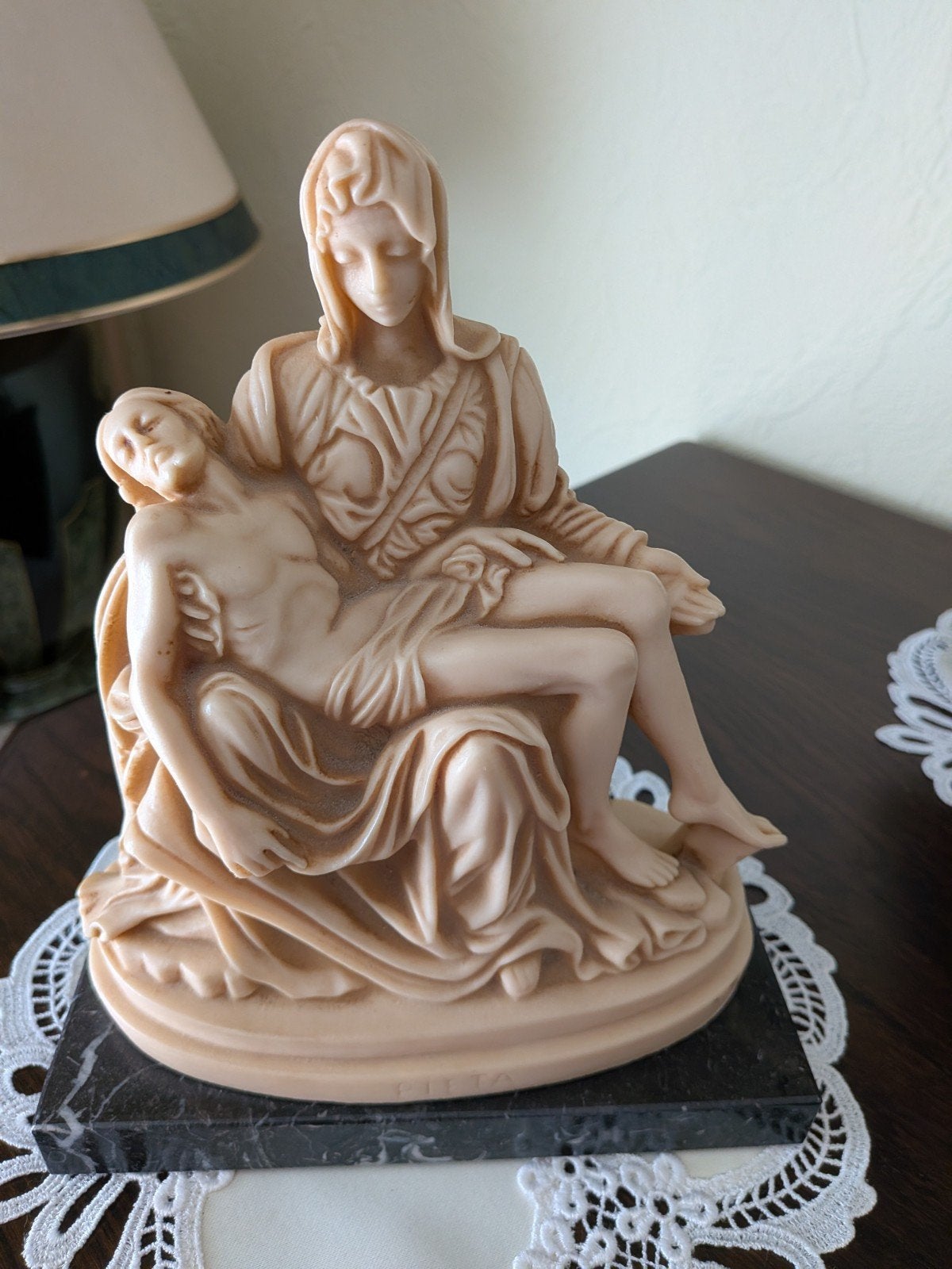 Madonna Della Pietà op marmeren voet. Goede staat, Ophalen