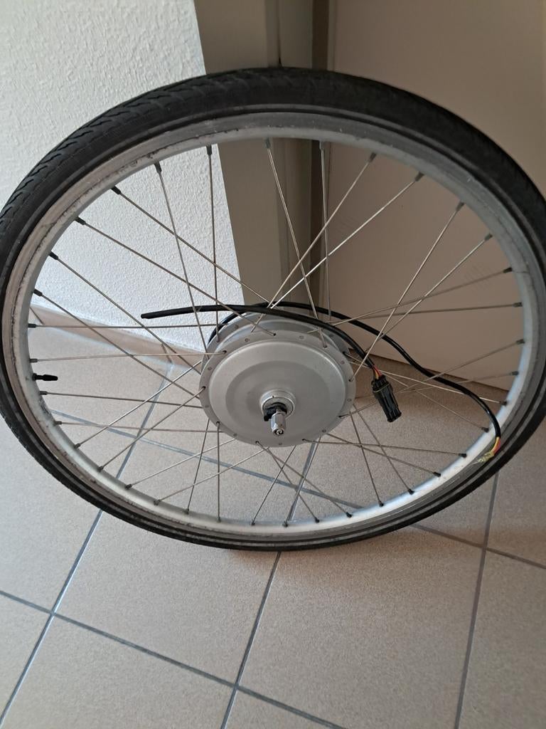 Wielen met motor vooraan BATAVUS, Enlèvement, Elektrische fiets, Moteur