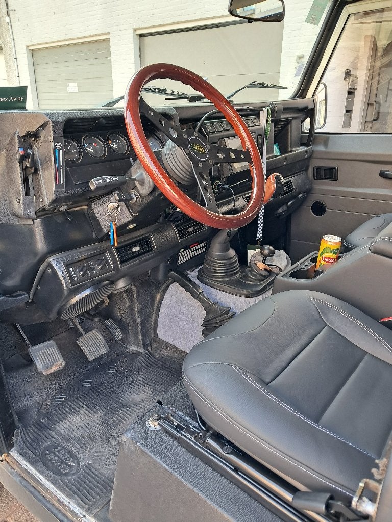 Land Rover Defender 110 TD5, 2500 cm³, Noir, Particulier, Quatre roues motrices / 4X4