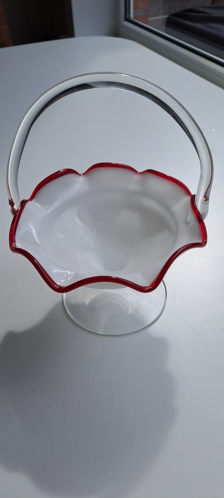 Vintage glazen mandje / bonbonschaal met rode rand – Melkgla, Ophalen