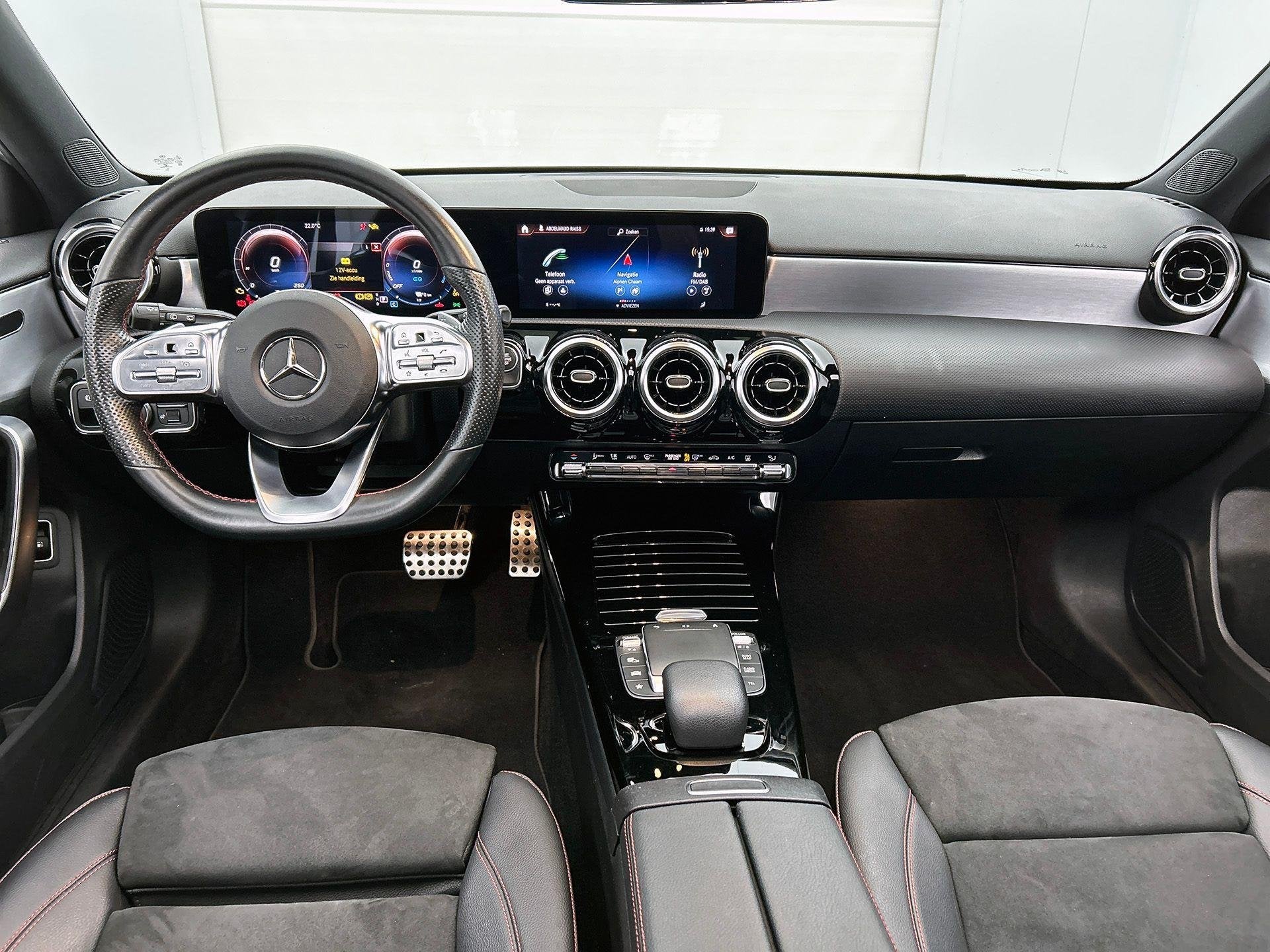Mercedes-Benz A-Klasse 250 e Hatchback AMG Line | Panoramisc, Auto's, Stof, Gebruikt, Zwart, 4 cilinders