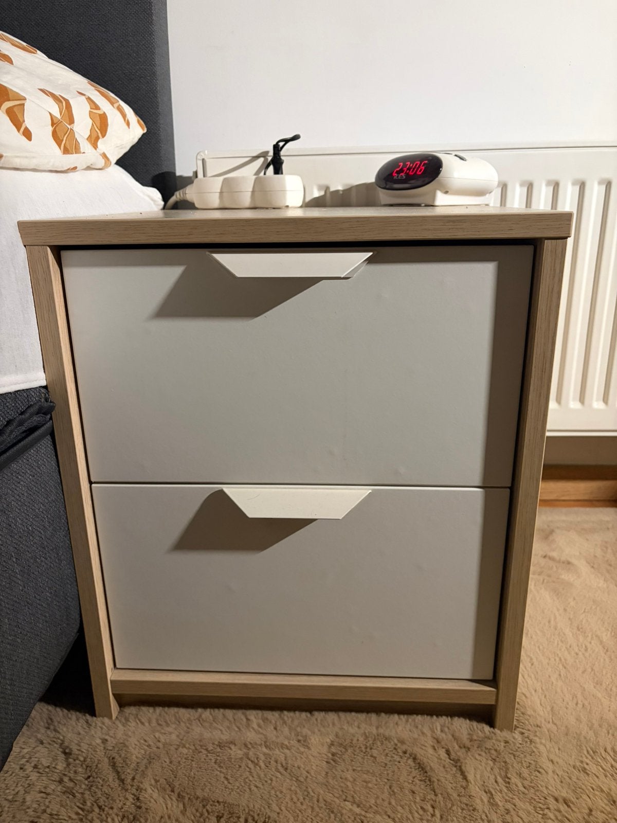 Table de chevet IKEA aspect blanc/chêne, Maison & Meubles, Armoires | Armoires à chaussures, Enlèvement, Utilisé