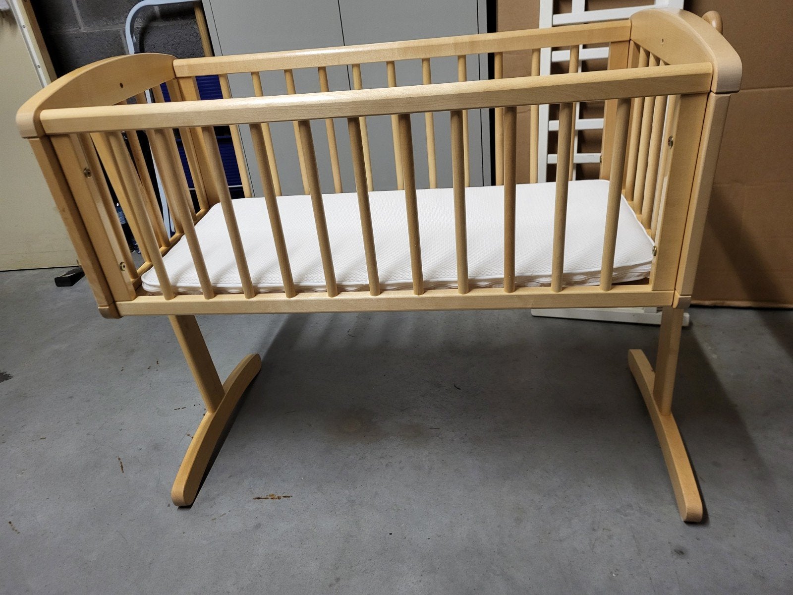 massief houten babybedje met schoon matras, Kinderen en Baby's, Ophalen, Ledikant