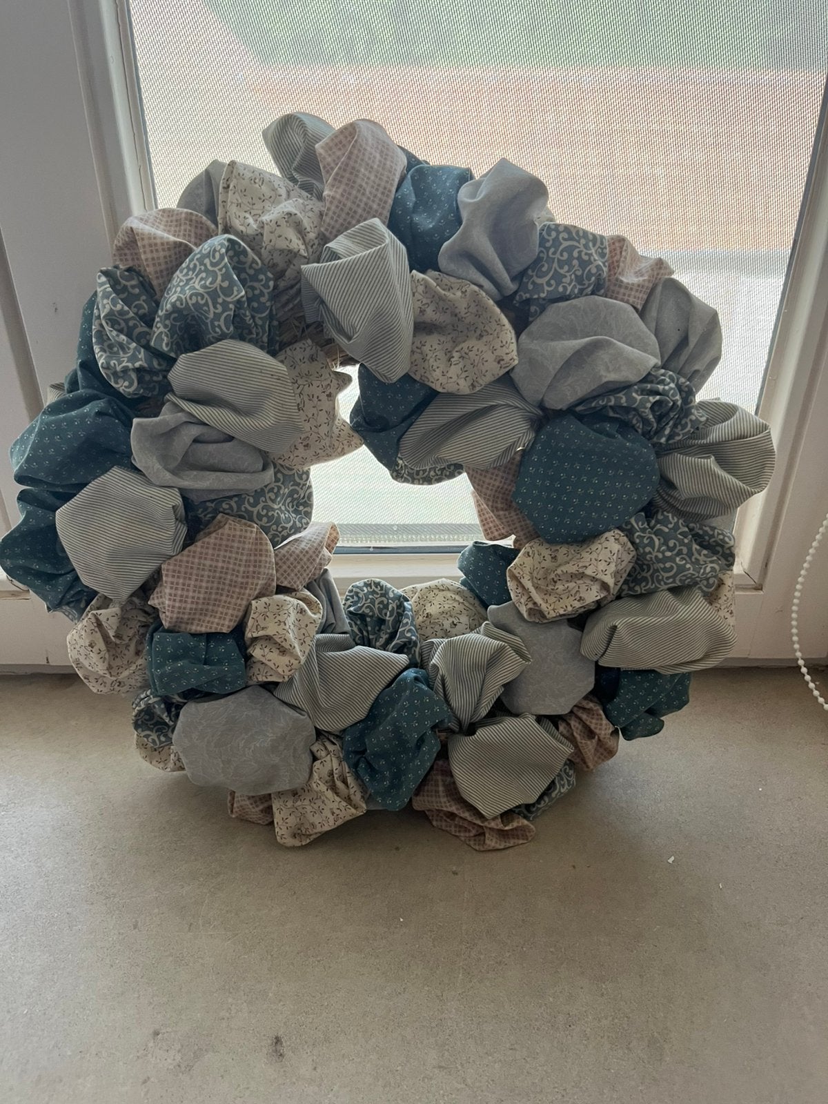 Decoratieve stoffen krans, Huis en Inrichting, Woonaccessoires | Kransen, Textiel, Krans, Zo goed als nieuw, Ophalen