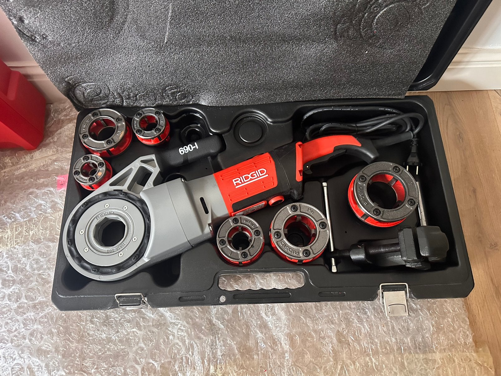 RIDGID 690-I Draadsnijmachine Nieuwstaat Compleet met Koffer, Ophalen of Verzenden, Nieuw