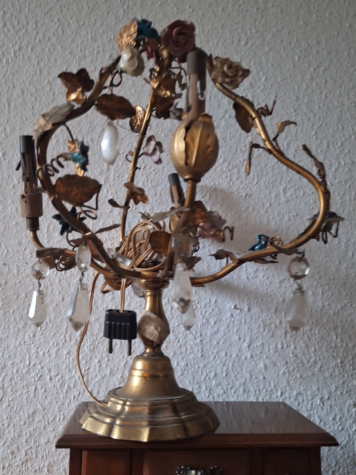 De vergulde bronzen lamp is versierd met bloemen van polyc p, Antiek en Kunst, Antiek | Verlichting