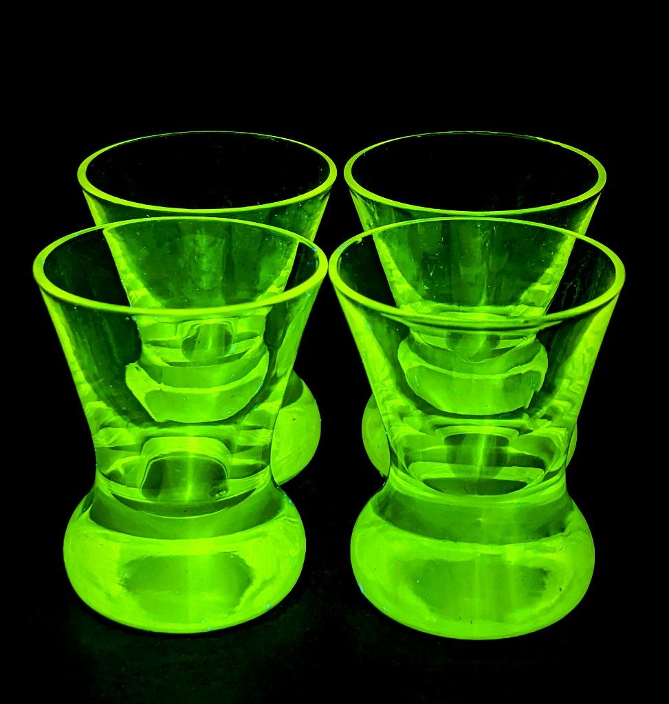 4 x shotglaasjes UV Reactive 5,5 x 4 cm, Ophalen of Verzenden