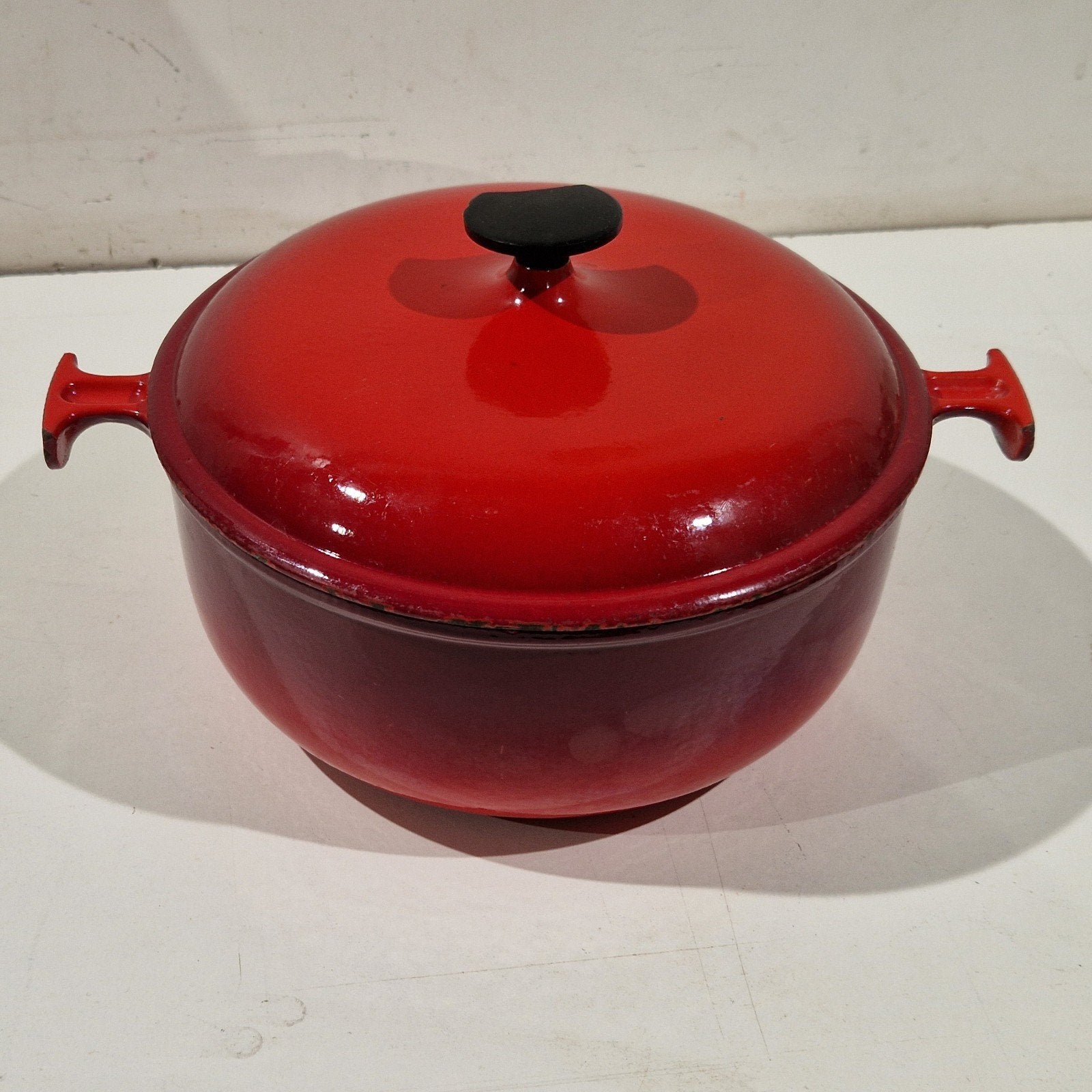 Le creuset ,  Enzo mari maat 23 , vuur rood kleur, Revêtement antiadhésif, Enlèvement ou Envoi, Fonte, Le Creuset