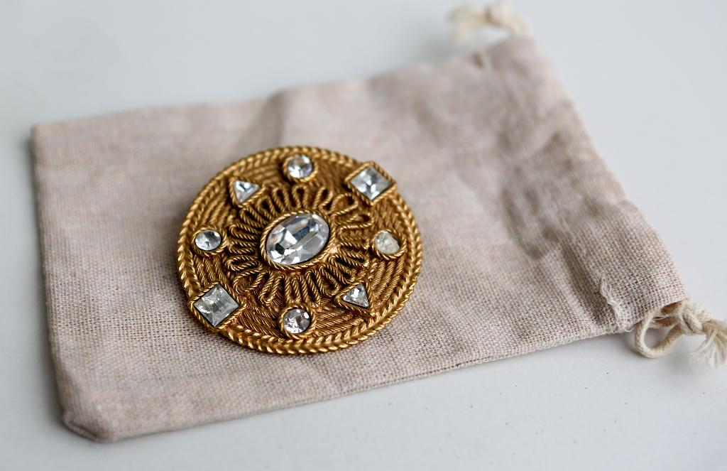 Magnifique broche plaqué or Balenciaga, Bijoux, Sacs & Beauté, Broches, Enlèvement ou Envoi, Neuf, Or, Autres matériaux