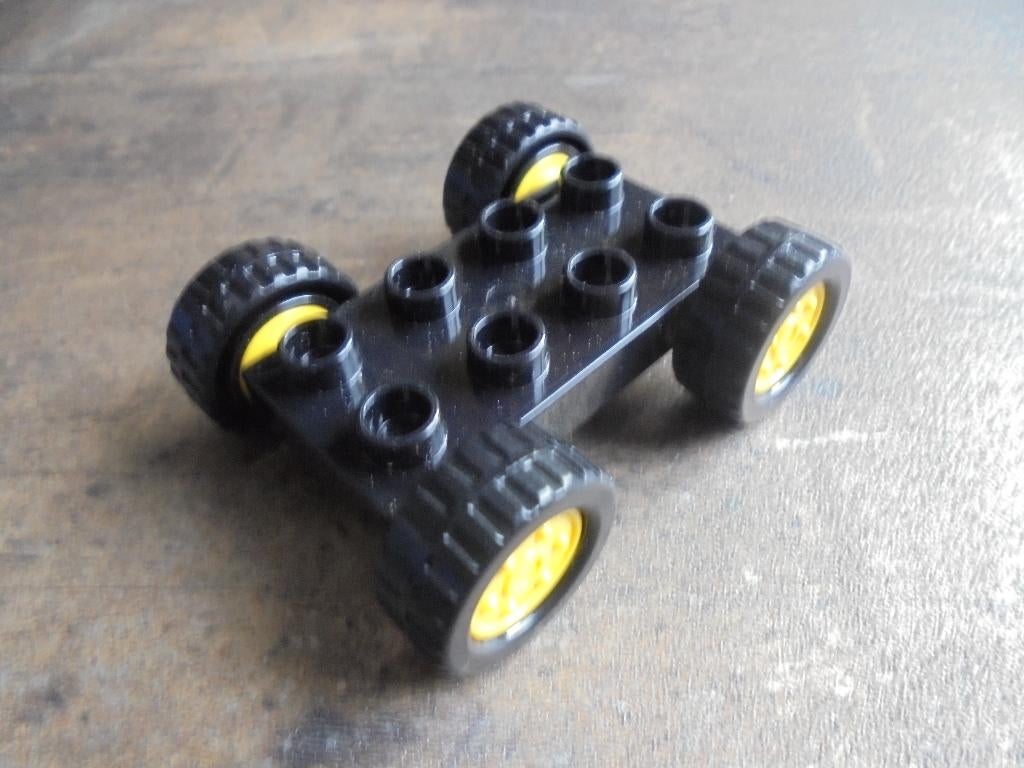 Lego Duplo Car Base 2x4 with Fixed Axles (zie foto's) 2, Kinderen en Baby's, Speelgoed | Duplo en Lego, Verzenden, Gebruikt, Losse stenen