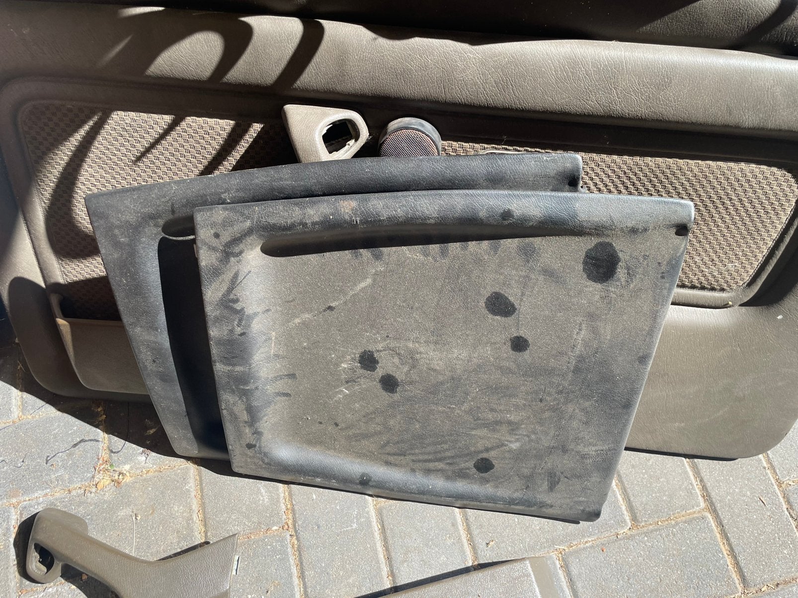 E30 spullen bekleding voor deuren en stoel, Ophalen