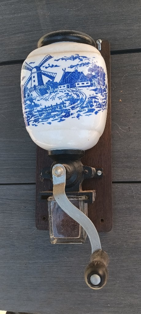 antieke handmatige koffiemolen, Ophalen