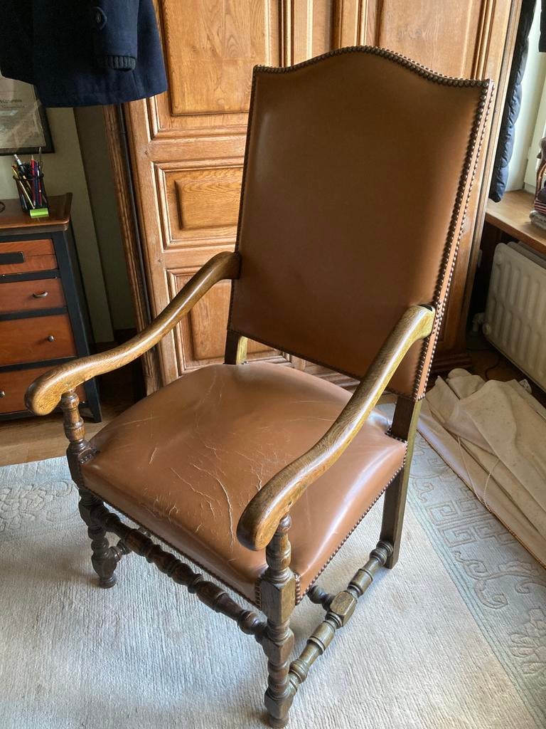Stoel in bruin leder. Renaissance stijl, Ophalen