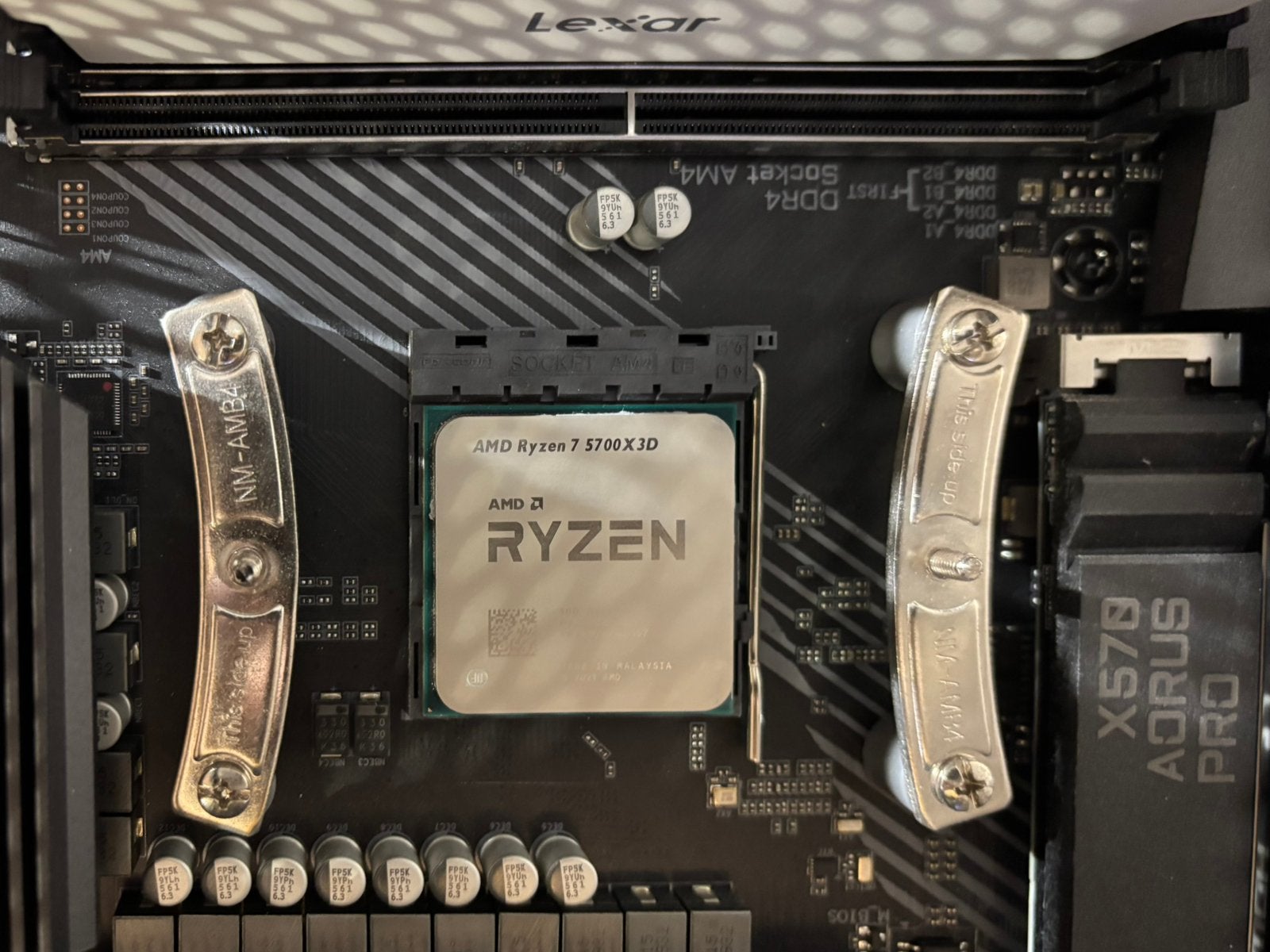 Kit 5700x3D / 32 GB RAM / X570 Aorus, Informatique & Logiciels, 8-core, Enlèvement ou Envoi, 3 à 4 Ghz, Socket AM4