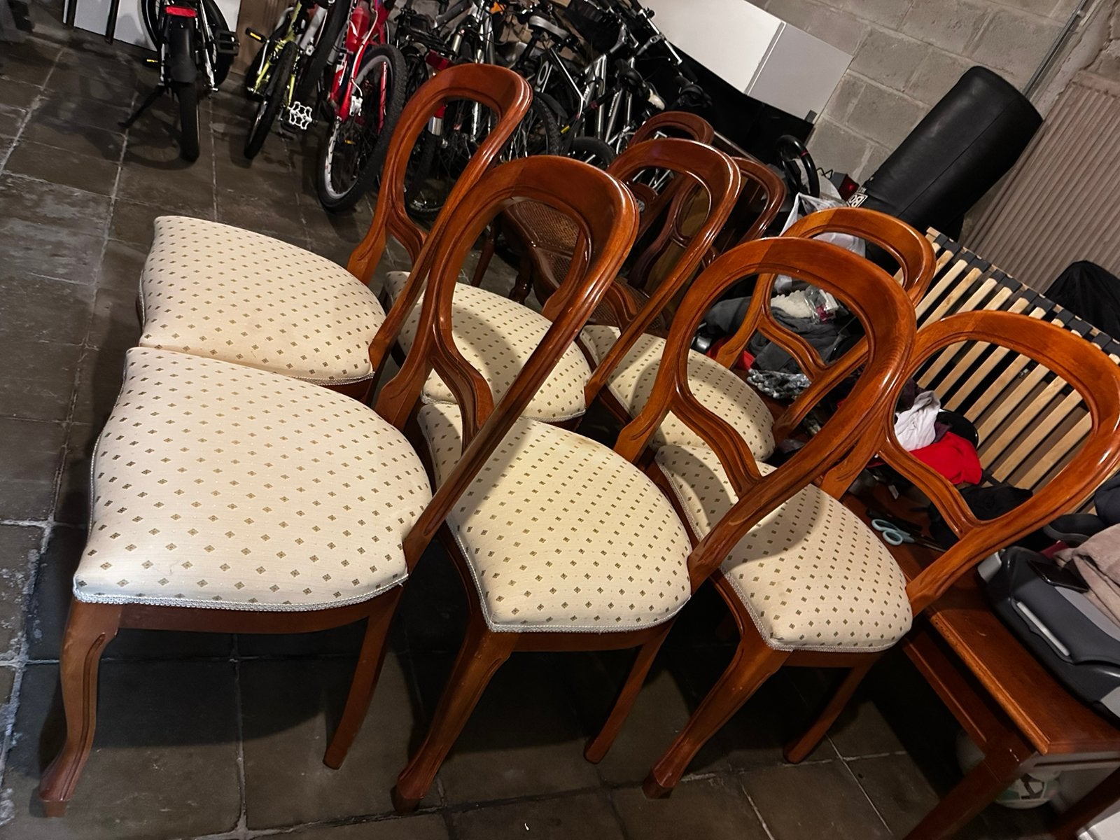 8 chaises anciennes, 6 en tissu 2 en osier, Enlèvement, Comme neuf