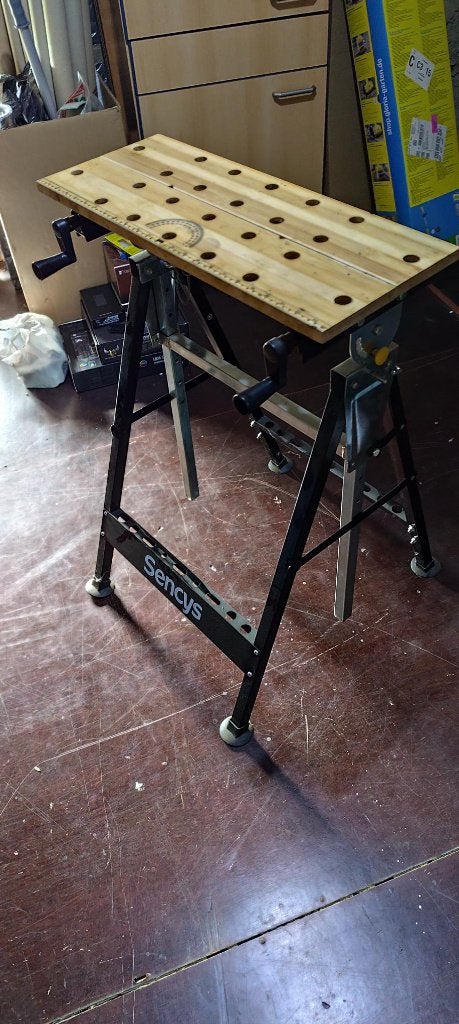 Établi avec réglable en hauteur (état neuf), Bricolage & Construction, Établis, Enlèvement, Comme neuf, Rabattable