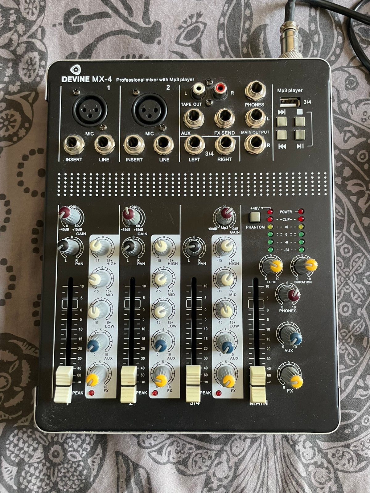 Devine mx-4 mengpaneel 3-kanalen +mp3, Muziek en Instrumenten, Ophalen, Zo goed als nieuw