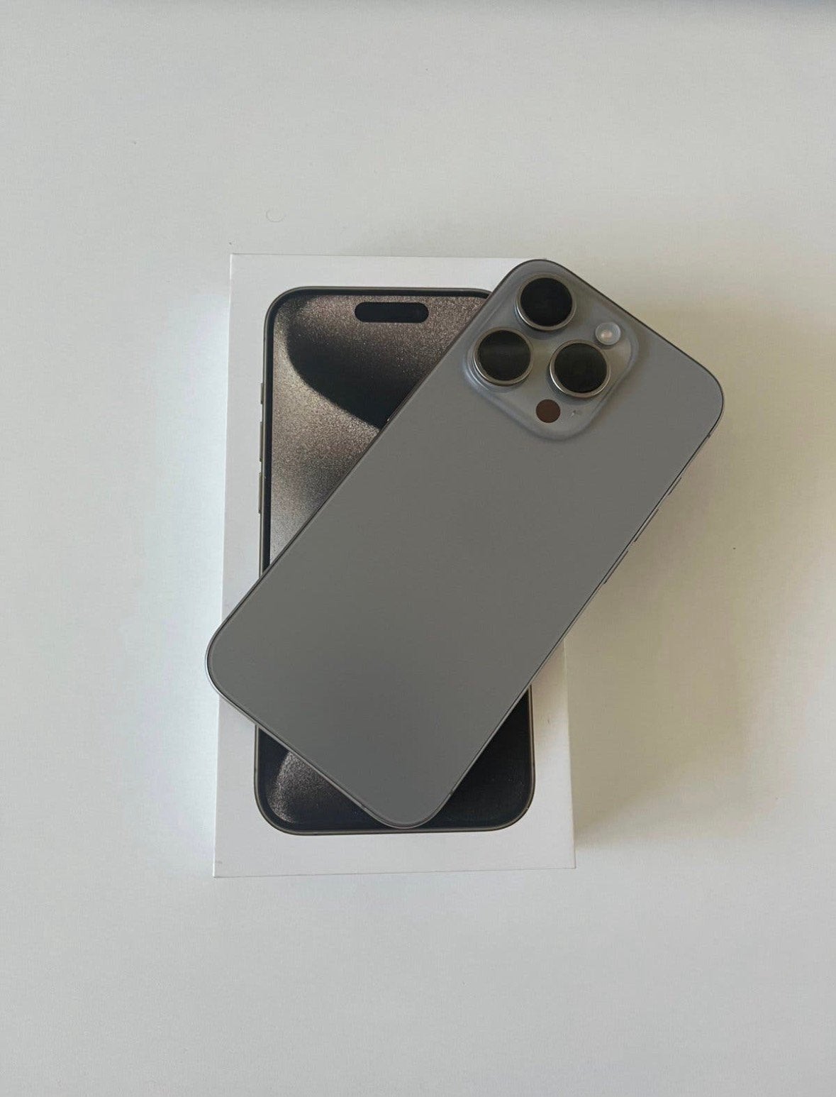 Iphone 15 pro titane 256gb a saisir !, Enlèvement ou Envoi, Comme neuf