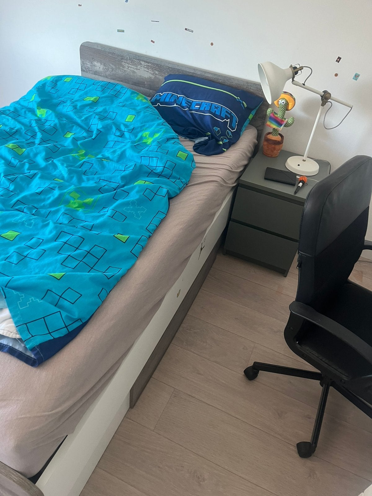 Bed en commode, Huis en Inrichting, Slaapkamer | Complete slaapkamers, Ophalen, Zo goed als nieuw, Twijfelaar