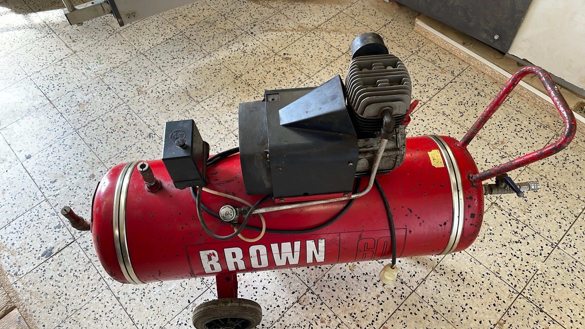 BROWN 60 kompressoren, Ophalen, Gebruikt, 6 tot 10 bar, 25 tot 100 liter
