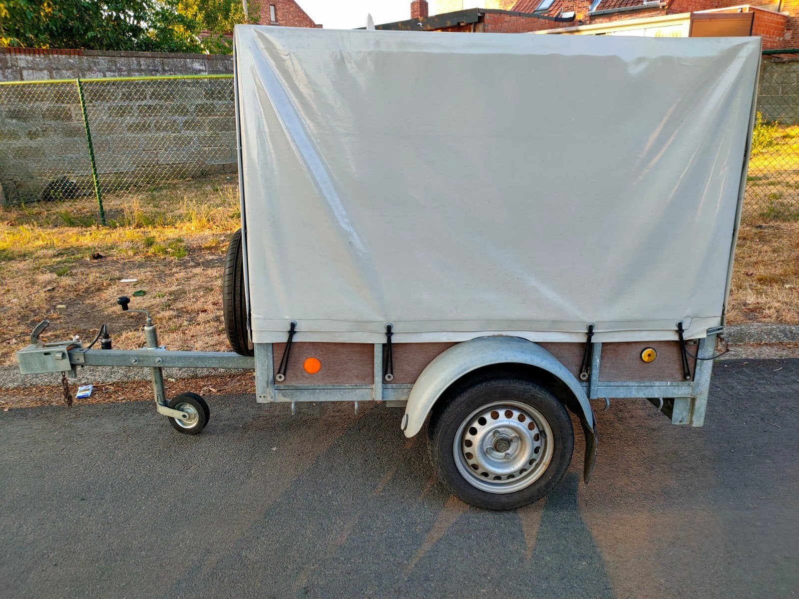 Ongeremde enkelas aanhangwagen met huif. In perfecte staat., Auto diversen, Aanhangers en Bagagewagens, Ophalen, Zo goed als nieuw