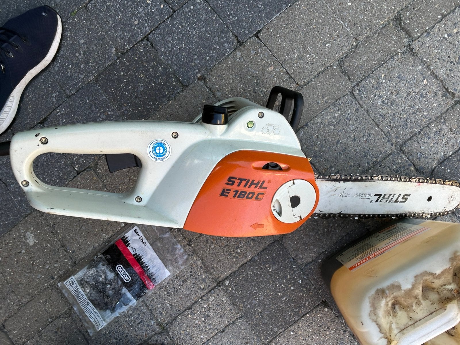 Scie à chaîne Stihl Type E 180C, 600 à 1200 watts, Tronçonneuse, 30 à 70 mm, Enlèvement