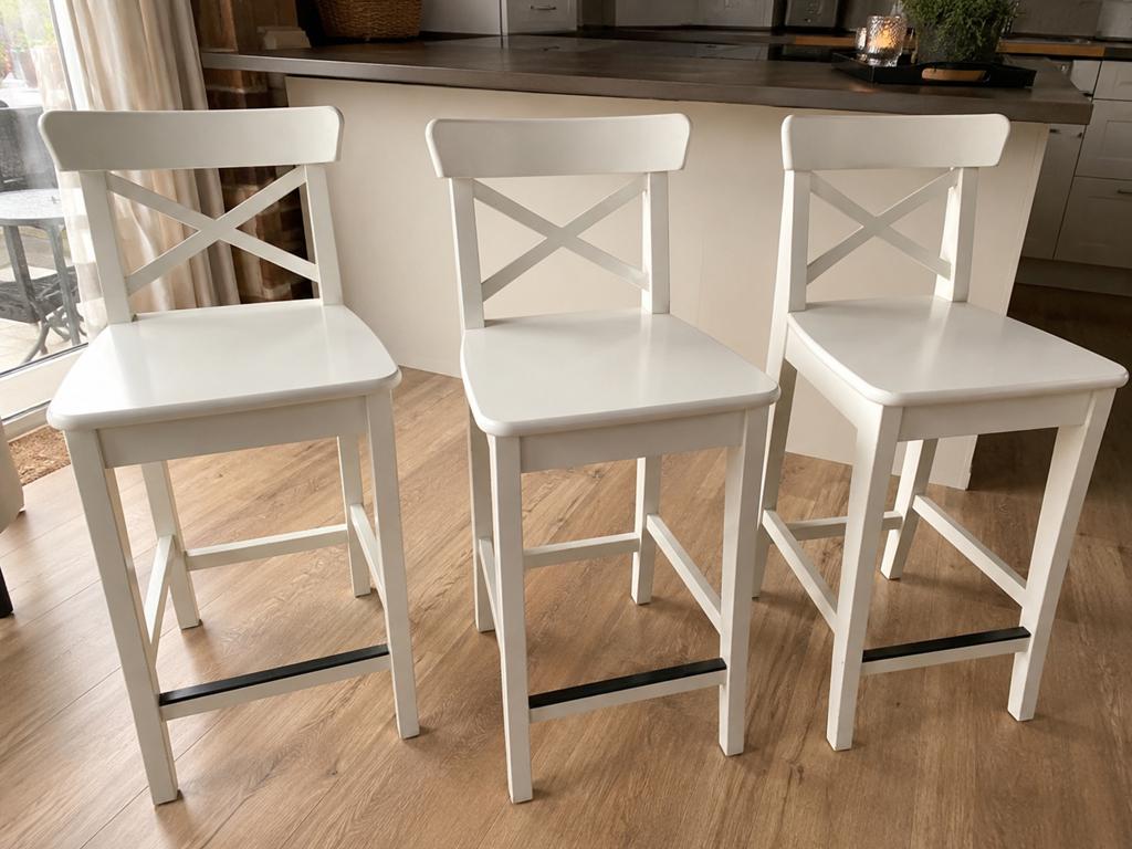 set van 3 IKEA krukjes – wit – zithoogte 63 cm, Huis en Inrichting, Barkrukken, Ophalen, Gebruikt, 60 tot 90 cm, 3 krukken