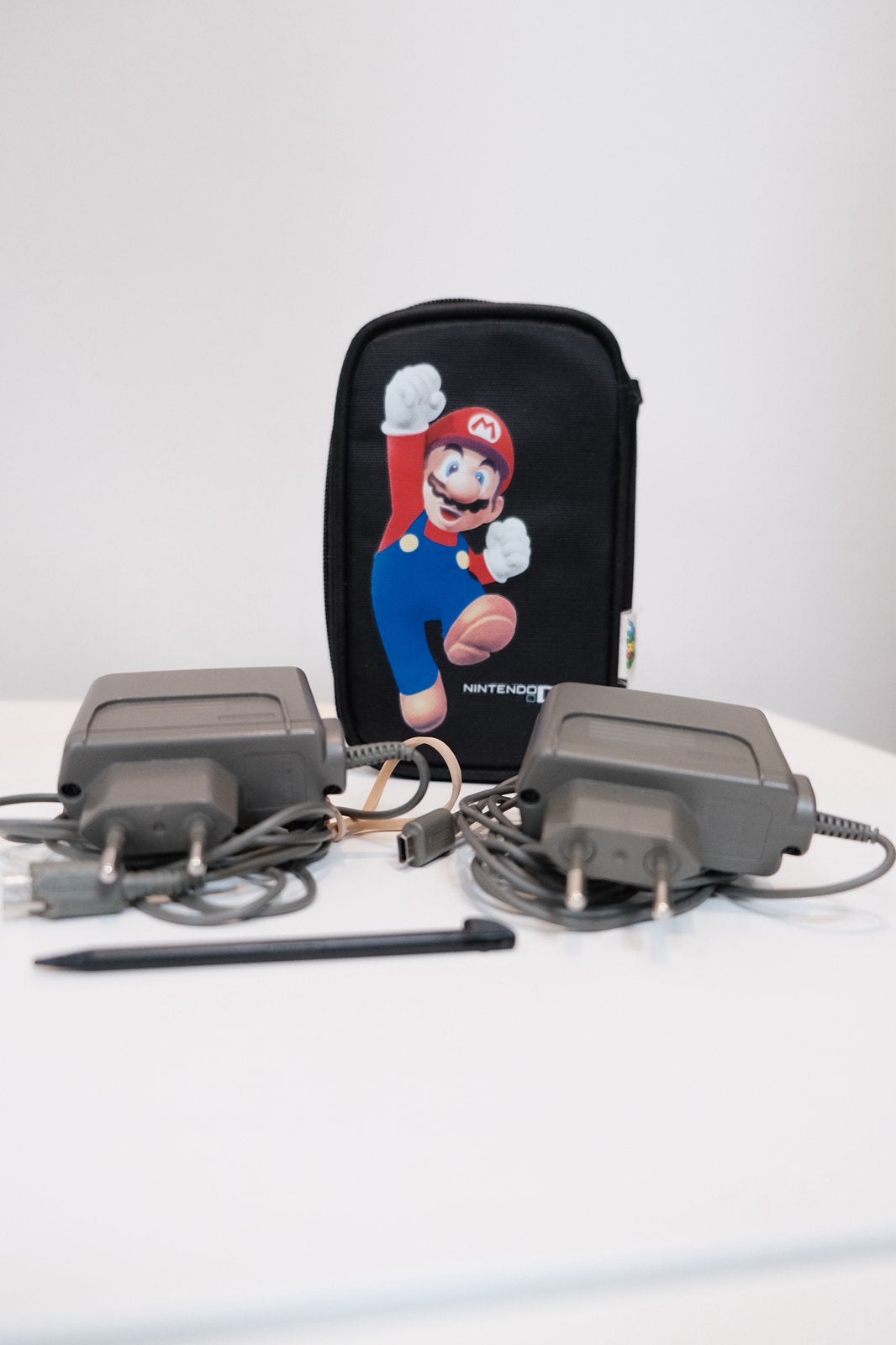 Étui pour Nintendo DS Mario + 2 chargeurs Nintendo et stylet, Enlèvement ou Envoi, Utilisé, Batterie ou Chargeur