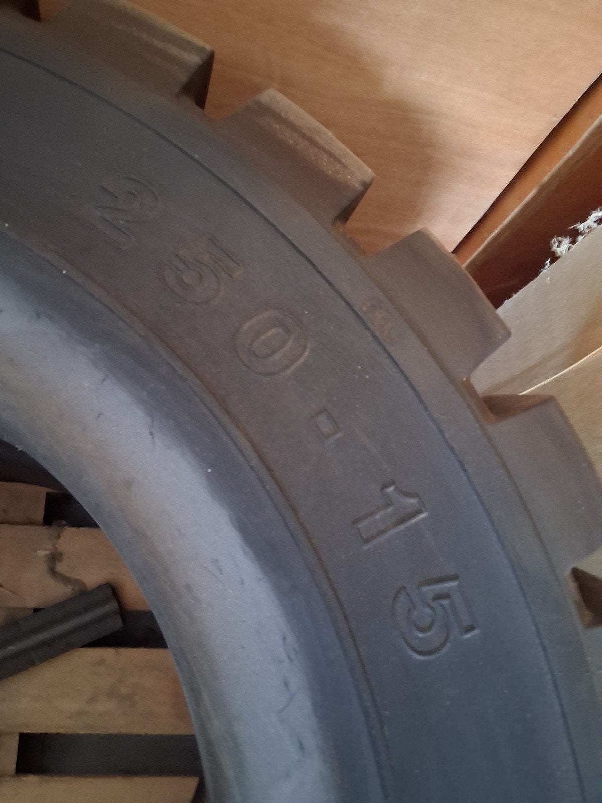 Pneus pleins élévateur 250-15 neufs, Enlèvement
