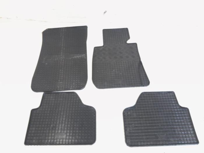 Kit tapis d'un BMW X1, -, 3 mois de garantie, Utilisé, -