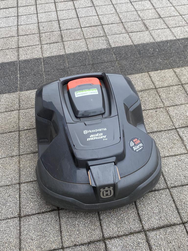 Robot tondeuse Husqvarna à vendre, Jardin & Terrasse, Tondeuses robotisées, Comme neuf, 20 à 25 cm, Contrôlable via l'application