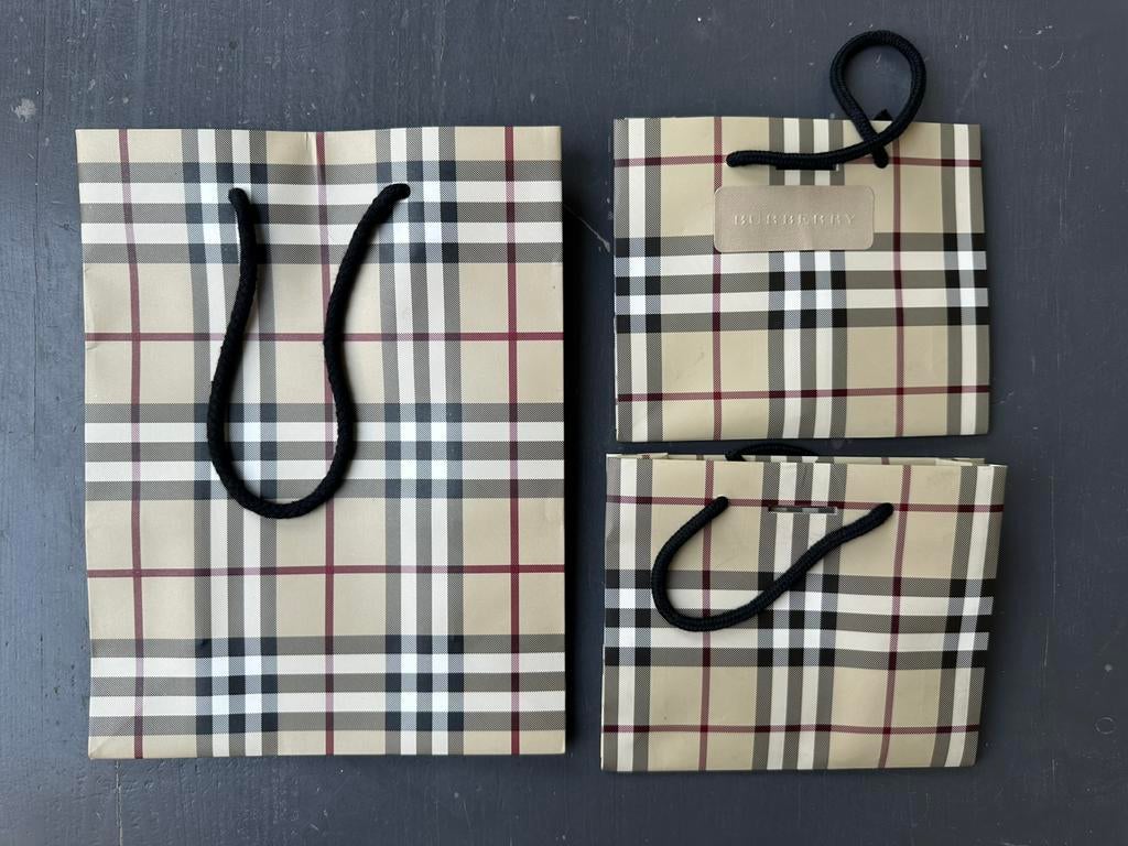 Burberry - 2 sacs en papier de luxe, Enlèvement ou Envoi, Comme neuf