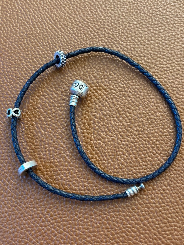 Bracelet Pandora cordon bleu foncé avec 3 charms, Bijoux, Sacs & Beauté, Enlèvement, Neuf, Bleu