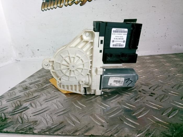Moteur de vitre portière d'un Volkswagen Passat, -, Volkswagen, -, 3 mois de garantie