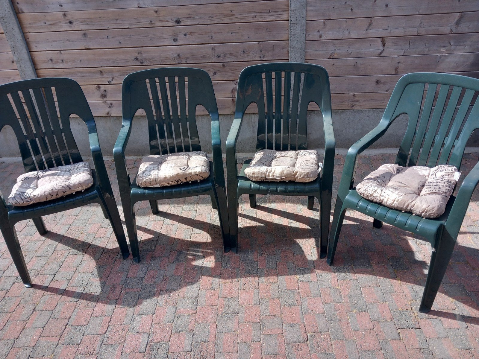 4 groene tuinstoelen met kussens, Tuin en Terras, Ophalen, Gebruikt, Plastic, Stapelbaar
