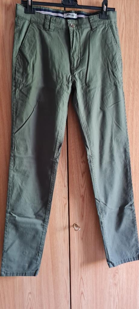 nieuwe herenbroek / tienerbroek, mt 28, Kleding | Heren, Broeken en Pantalons, Ophalen, Andere, Overige kleuren, Zo goed als nieuw