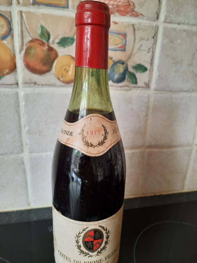 Fles rode wijn 1977 met gesloten dop., Collections, Vins, Enlèvement ou Envoi, Vin rouge